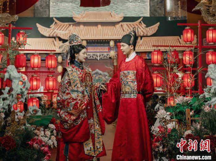 中式婚礼走红 “凤冠霞帔”成为新时尚