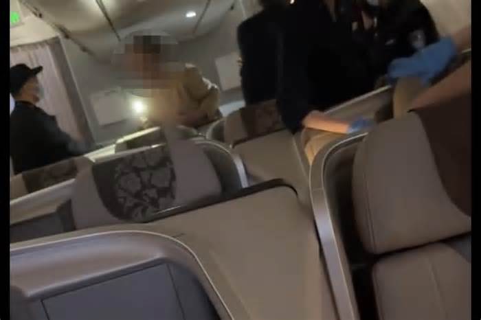 男子“机闹”后航班取消，同机旅客准备集体起诉东航